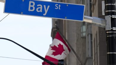 صورة ارتفاع مؤشر S&P/TSX المركب بـ76.98 نقطة وتباين الأسهم الأمريكية