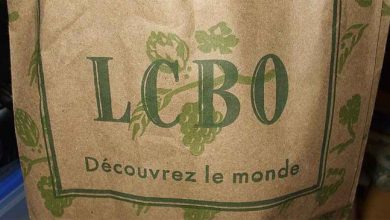 صورة رئيس وزراء أونتاريو يطلب من LCBO إعادة الأكياس الورقية إلى المتاجر