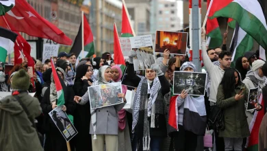 صورة بالفيديو| شرطة تورونتو تعتدي بـ”الضرب” على مظاهرة مؤيدة للفلسطينيين