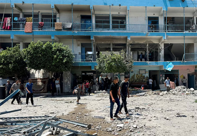 إسرائيل تقصف مدرسة " أونروا " تأوي 6 آلاف شخصاً في غزة
