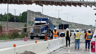 صورة اصطدام شاحنة قلابة بجسر  QEW  في ميسيسوجا