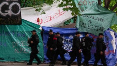 صورة اعتقال شخص خلال احتجاج مؤيد لفلسطين في جامعة ماكجيل