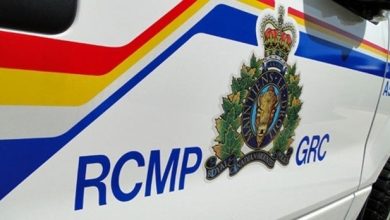 صورة شرطة الـRCMP تُلقي القبض على أب وابنه بتهم “إرهابية”