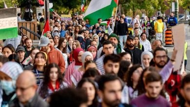 صورة نواب يلقون كلمات في مسيرة أوتاوا خلال ذكرى مرور عام على حرب غزة