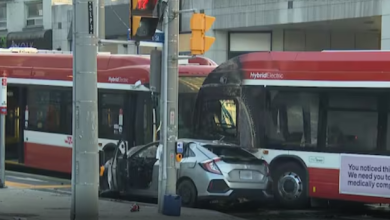 صورة سائق حافلة TTC يسحب رجل من سيارة محترقة بعد حادث اصطدام