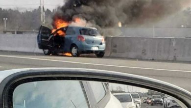 صورة احتراق سيارة على منحدر QEW في تورونتو