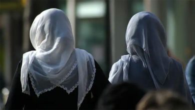 صورة اعتداء صادم على مسلمة ومحاولة إحراق حجابها بمكتبة عامة في كندا
